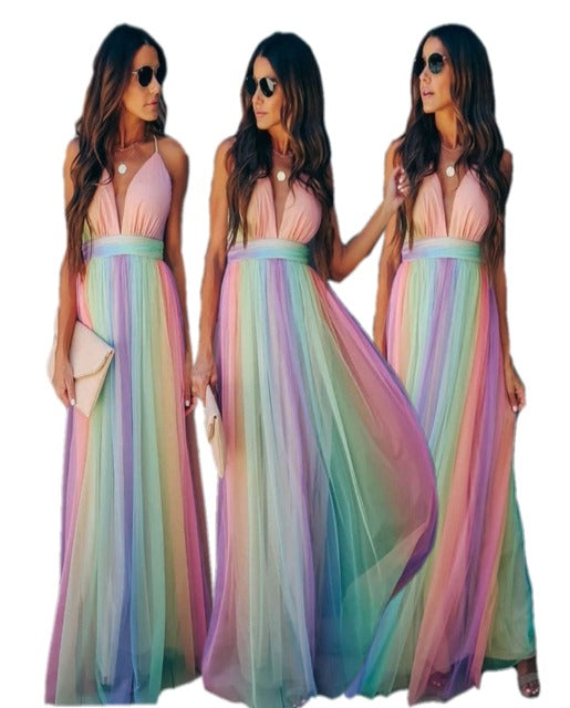 Farbenfrohes Damen-Regenbogenkleid mit Spaghettiträgern. Ein Must-have für sommerliche Mode.