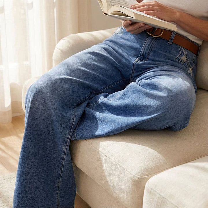 Detailansicht: Bund der hochtaillierten Retro Damenjeans mit Knopfverschluss und weitem Bein.
