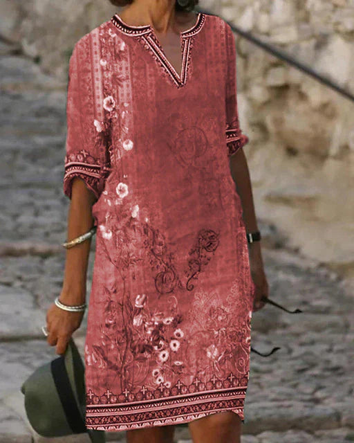 Feminines Swing-Minikleid für Damen. Kurzarmoberteil mit V-Ausschnitt und sommerlichem Blumenmuster.