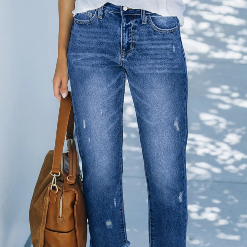 Vorderansicht: Damen Straight Leg Jeans im Retro-Look, Knöpfe & Taschen, ideal für Freizeitmode.