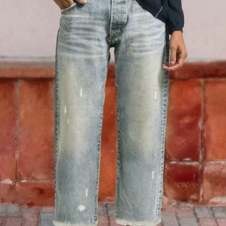 Hellblaue Damen Retro Straight Jeans, modischer Straight Leg Schnitt, perfekt für den Frühling.