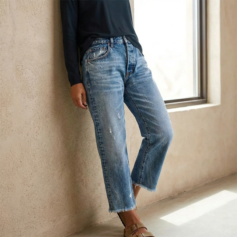 Blaue Damen Retro Straight Jeans, zeitloser Vintage Style, perfekt für modebewusste Frauen.