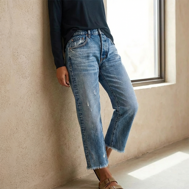 Blaue Damen Retro Straight Jeans, zeitloser Vintage Style, perfekt für modebewusste Frauen.