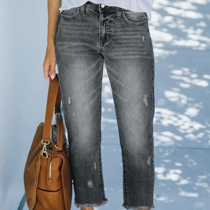 Rückansicht: Damen Retro Straight Jeans mit geradem Bein, klassischer blauer Waschung, Vintage Stil.