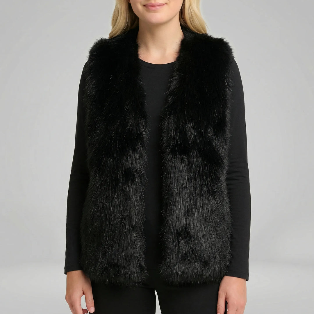 Nahaufnahme der flauschigen Damen Kunstfellweste Tahlia, ärmellos, für eine elegante und warme Herbst-Winter-Garderobe.