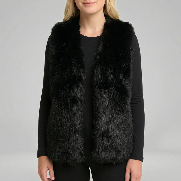 Nahaufnahme der flauschigen Damen Kunstfellweste Tahlia, ärmellos, für eine elegante und warme Herbst-Winter-Garderobe.