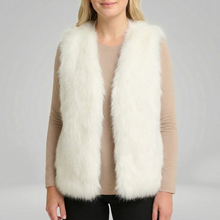Model trägt ärmellose Damen Kunstfellweste Tahlia, stylisch kombiniert. Perfekt für elegante Herbst- & Wintermode.