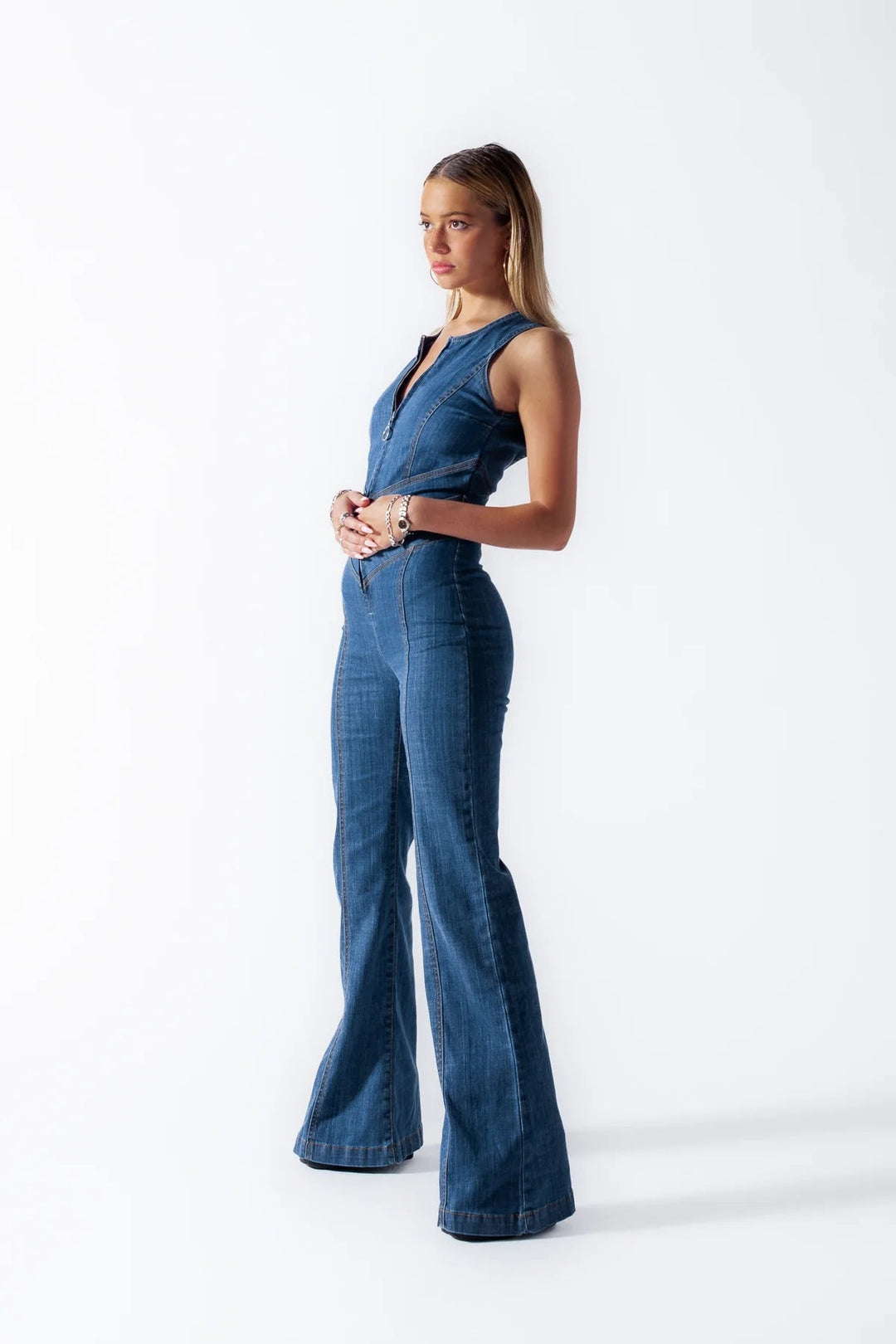 Moderner Retro Damen Jumpsuit mit ärmellosem Schnitt und stylischer Schlaghose. Ideal für Sommerabende.