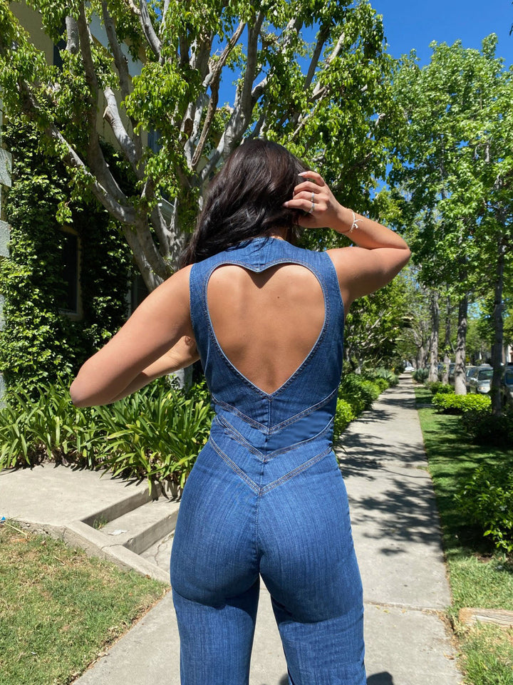 Abend Jumpsuit Damen ärmellos, elegant mit Schlaghose. Moderner Retro-Stil für festliche Anlässe.