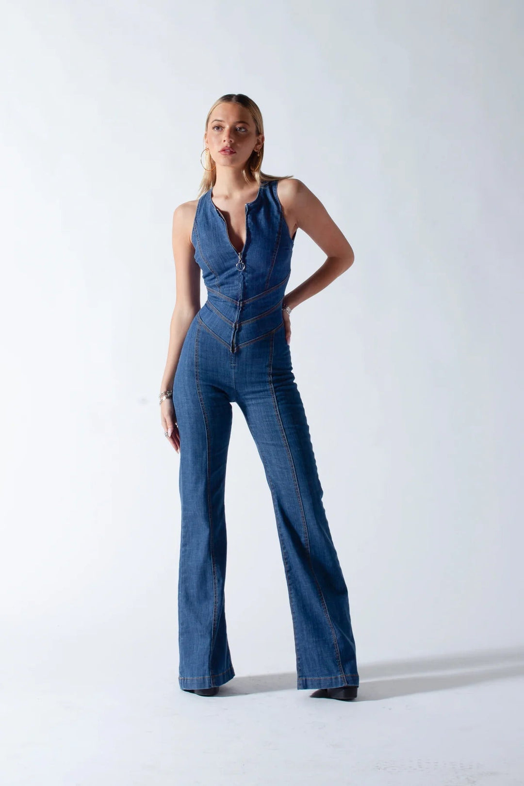 Damen Jumpsuit ärmellos, im Vintage-Stil mit modischer Schlaghose. Figurbetontes Design für einen eleganten Look.