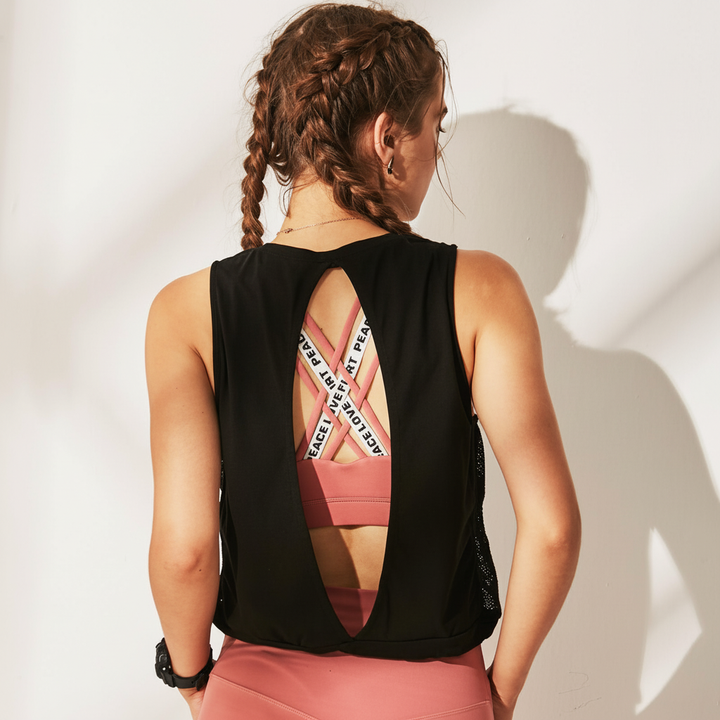 Damen Yoga Shirt MoveBreeze in Weiß, ärmellos & rückenfrei, bietet Komfort & Stil für Pilates und Training.