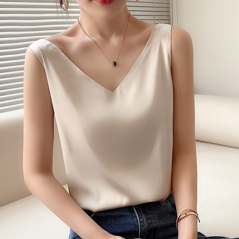 Elegantes Damen Schlupftop Abigail mit V-Ausschnitt, ärmellos, vielseitig kombinierbar für Sommer & Büro.
