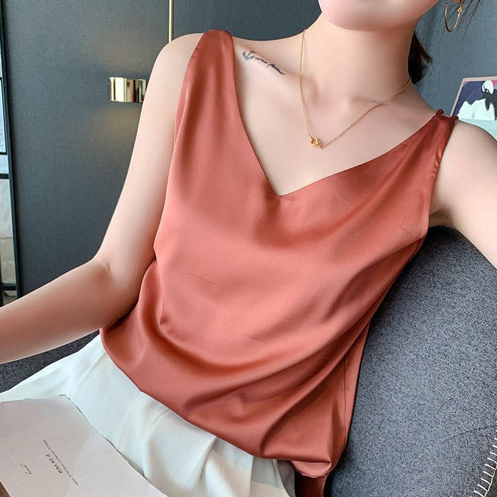 Stylisches Damen Sommer Top Abigail mit V-Ausschnitt, ärmellos, atmungsaktiv, perfekt für Freizeit oder Party.