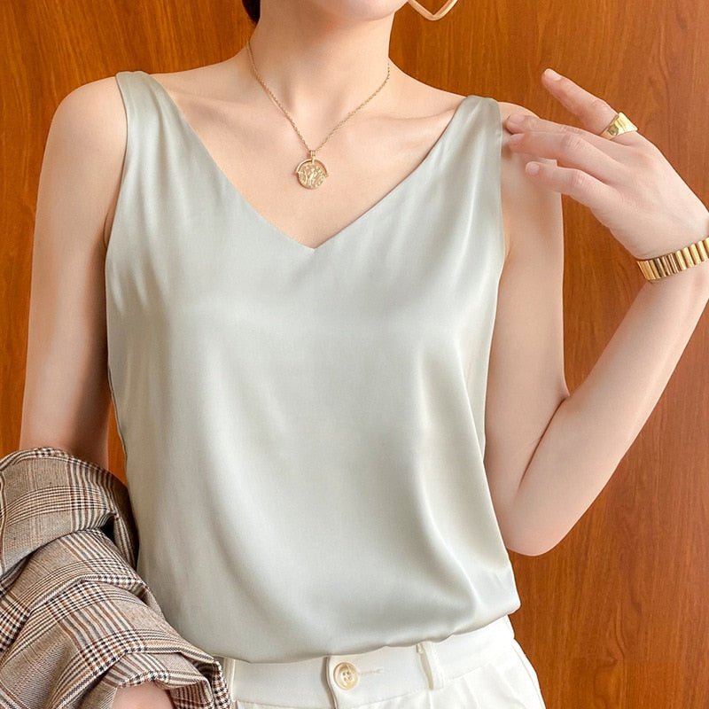 Modernes Damen Top Abigail mit V-Ausschnitt, ärmellos, schick & bequem, für stilvolle Outfits im Sommer.