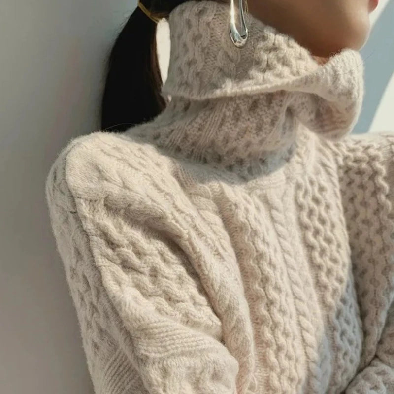 Damen Rollkragenpullover mit elegantem Karomuster. Ideal für warme Wintermode und schicke Freizeitkleidung.
