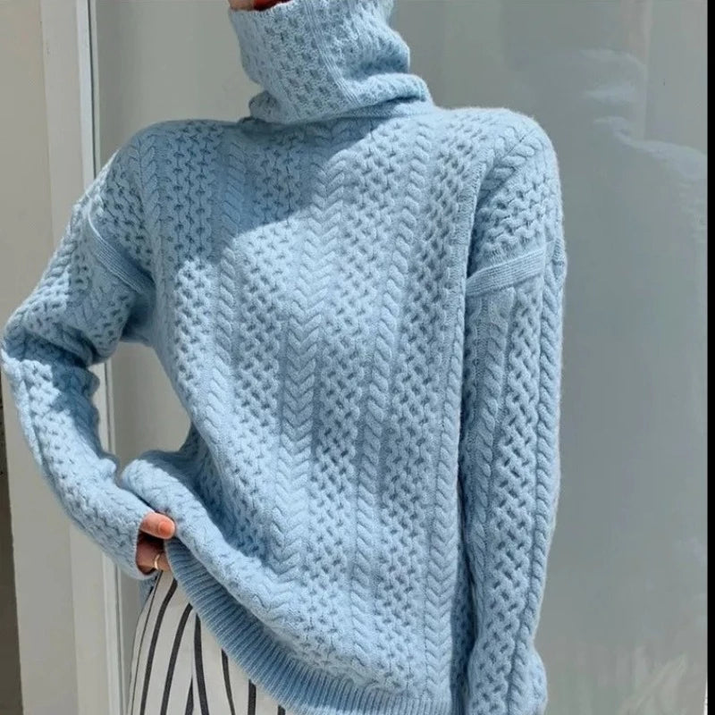 Eleganter Damen Rollkragenpullover mit Karomuster. Perfekt für stilvolle Winterlooks und komfortable Damenbekleidung.