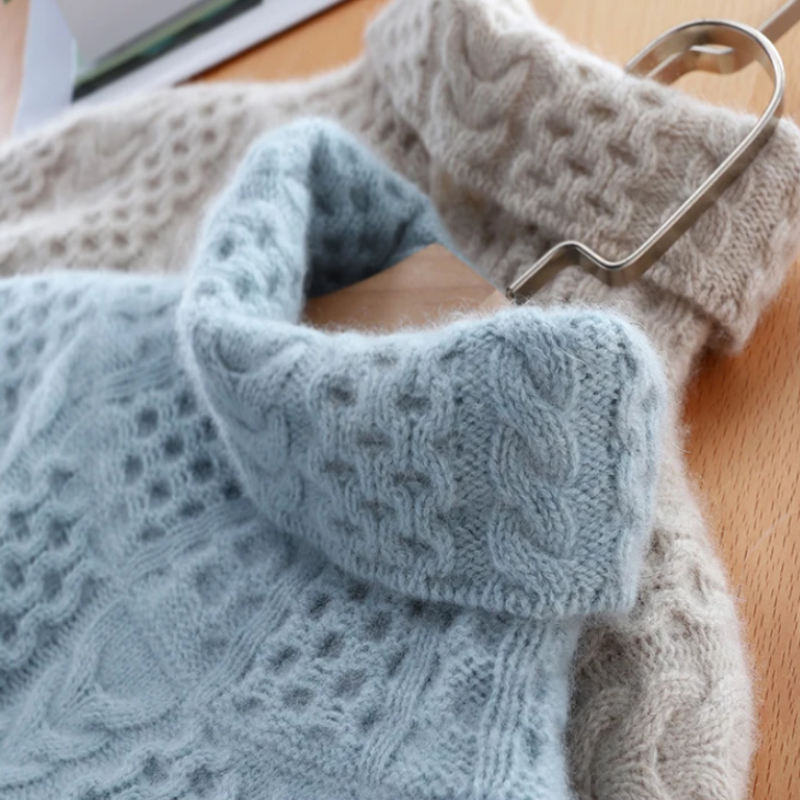 Warmer Damen Rollkragenpullover mit trendigem Karomuster. Komfortabler Damenpullover für gemütliche Wintertage.