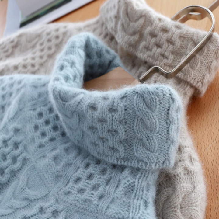 Warmer Damen Rollkragenpullover mit trendigem Karomuster. Komfortabler Damenpullover für gemütliche Wintertage.