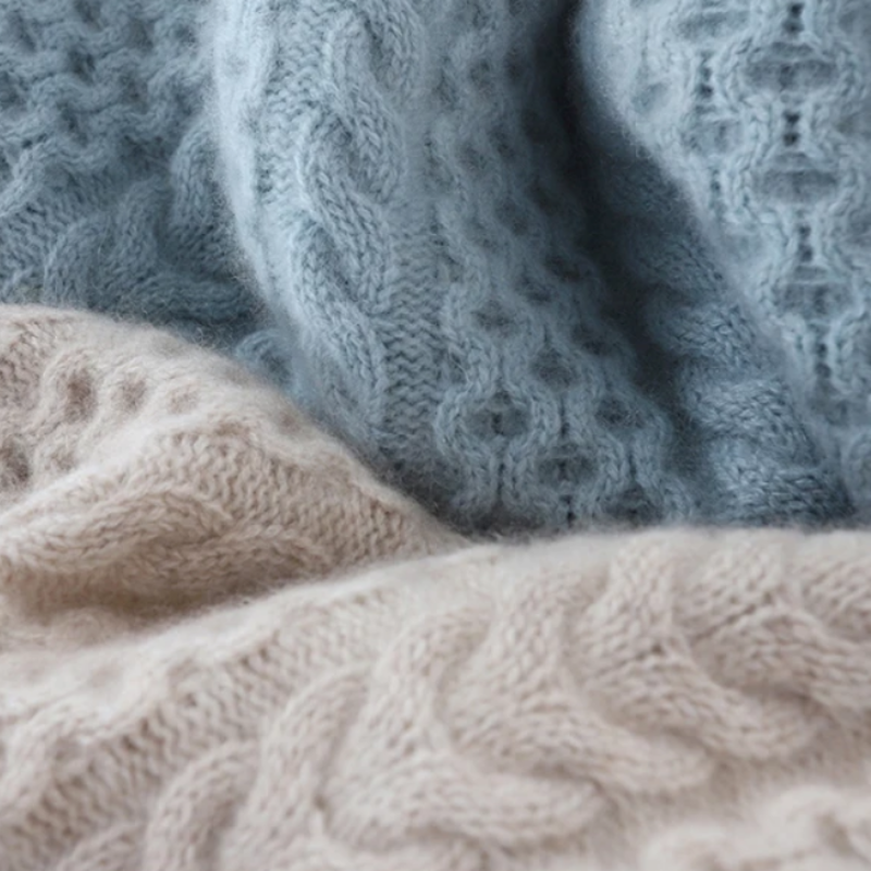 Trendiger Damen Rollkragenpullover mit stilvollem Karomuster. Ein modischer Damenpullover für Herbst und Winter.