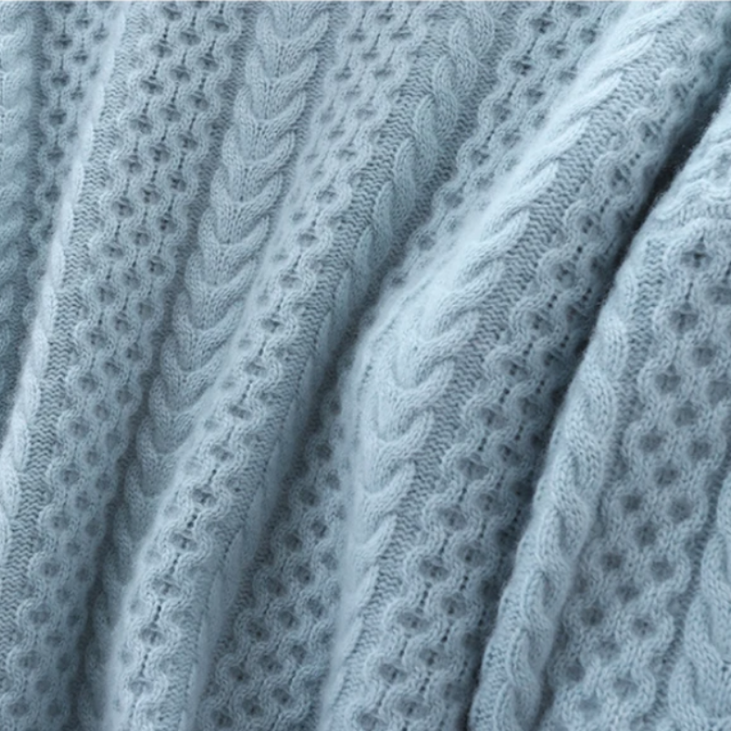 Schicker Damen Rollkragenpullover mit Karomuster. Vielseitige Winterbekleidung für Eleganz und Komfort im Herbst.