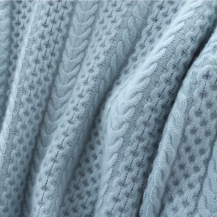Schicker Damen Rollkragenpullover mit Karomuster. Vielseitige Winterbekleidung für Eleganz und Komfort im Herbst.