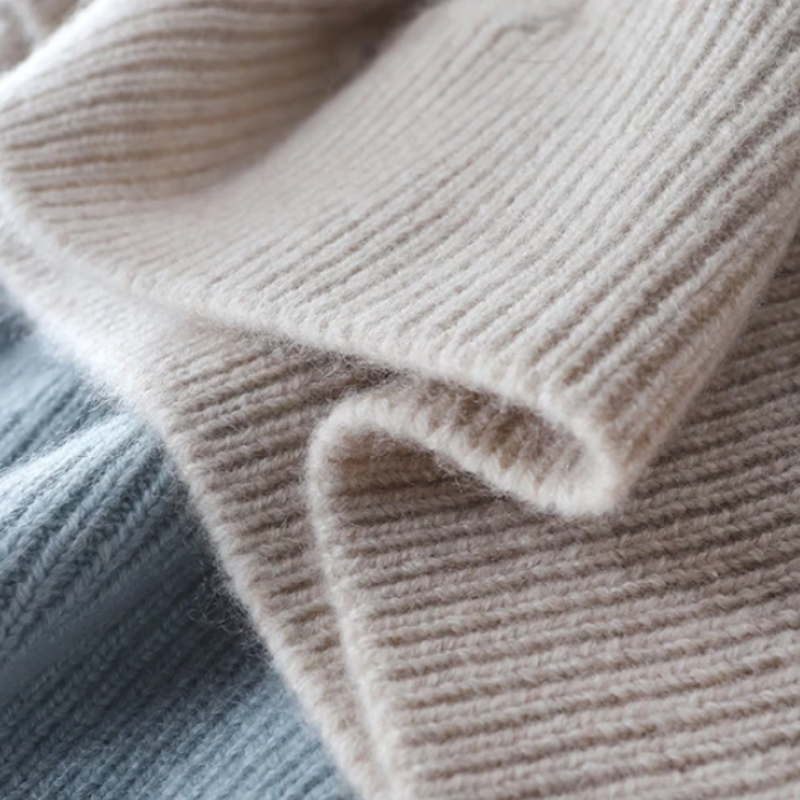 Gemütlicher Damen Rollkragenpullover mit Karomuster. Modischer Pullover für warme und stilvolle Winteroutfits.
