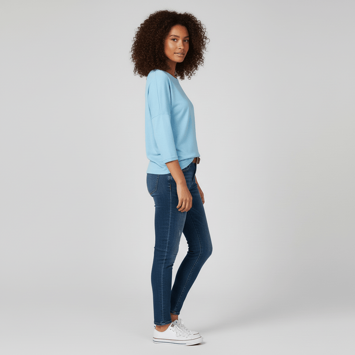 Vielseitiges Damenshirt in Weiß mit Rundhals und 3/4 Ärmeln; ein zeitloses Basic für jede Garderobe.