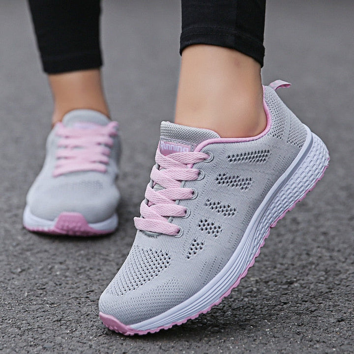 Paar Damen Komfortschuhe in moderner Optik, rutschfest und wasserabweisend. Vielseitig für Arbeit und Freizeit.