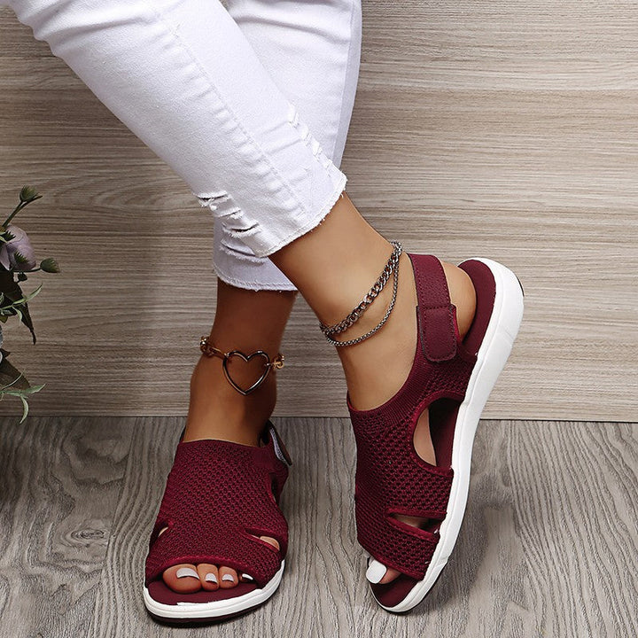 Moderne Damen Sandalen mit Klettverschluss. Leichtgewichtige Sommerschuhe, ideal für Freizeitaktivitäten.