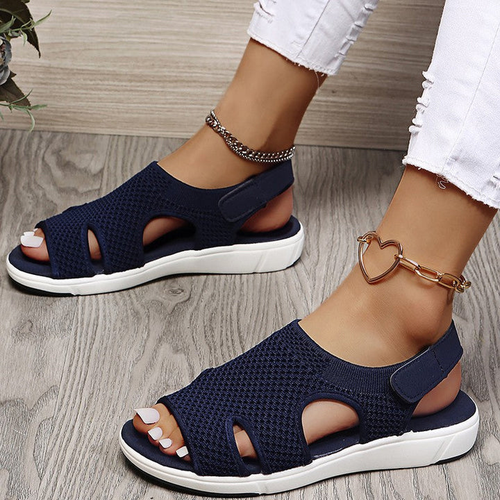 Flache Damen Sandalen, atmungsaktiv und leicht. Perfekte Komfortschuhe für den Alltag im Sommer.