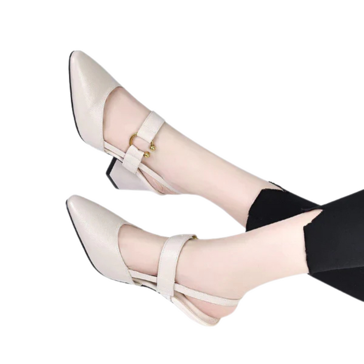 Damen Sandalen mit Blockabsatz, spitzer Zehenpartie und komfortablem Fußbett für Eleganz und Bequemlichkeit.