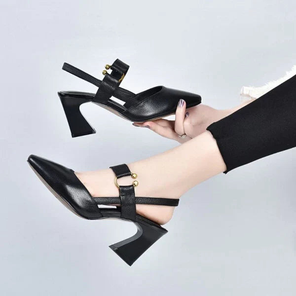 Komfortable Damen Sommersandalen mit Absatz und ergonomischem Fußbett. Schicke Damenschuhe für lange Sommertage.