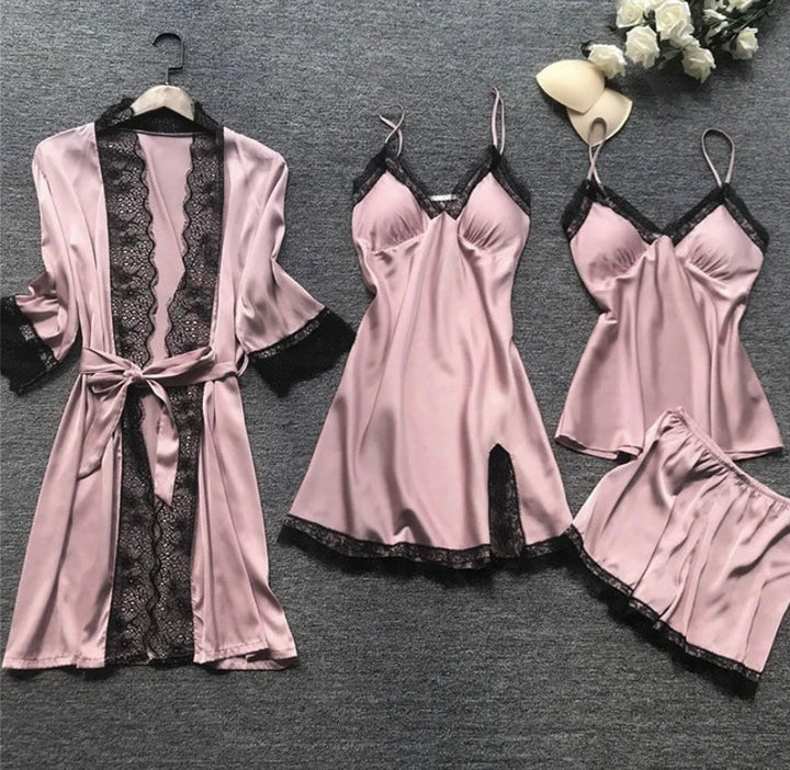 Eleganz für Zuhause: Fließendes Damen Satinnachthemd Set, verziert mit zarter Spitze. Perfekte Loungewear.