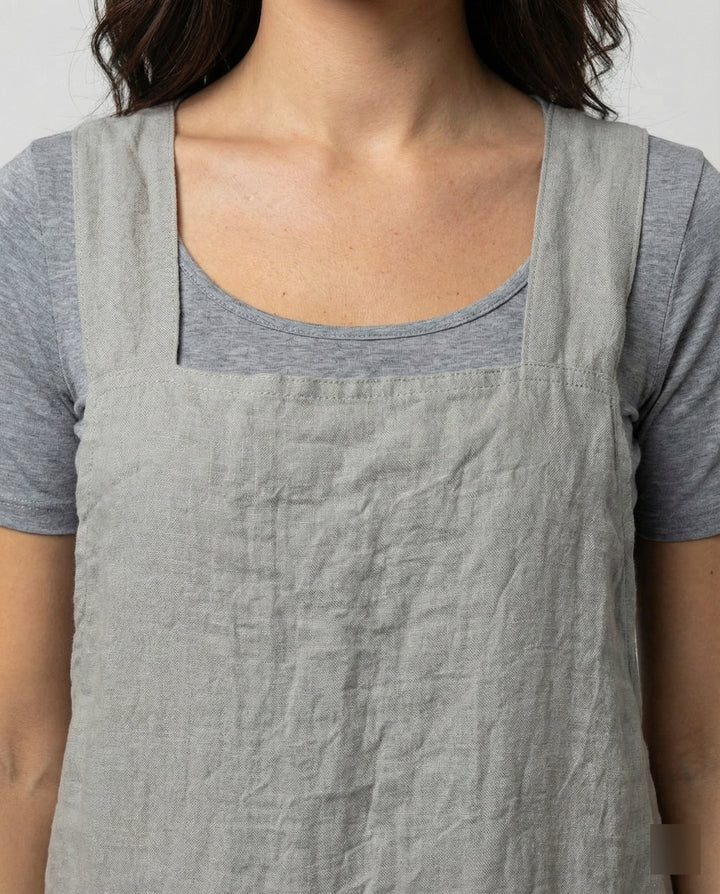 Praktisches Damen Schürzenkleid mit geräumigen Taschen für Arbeit, Garten oder Küche.