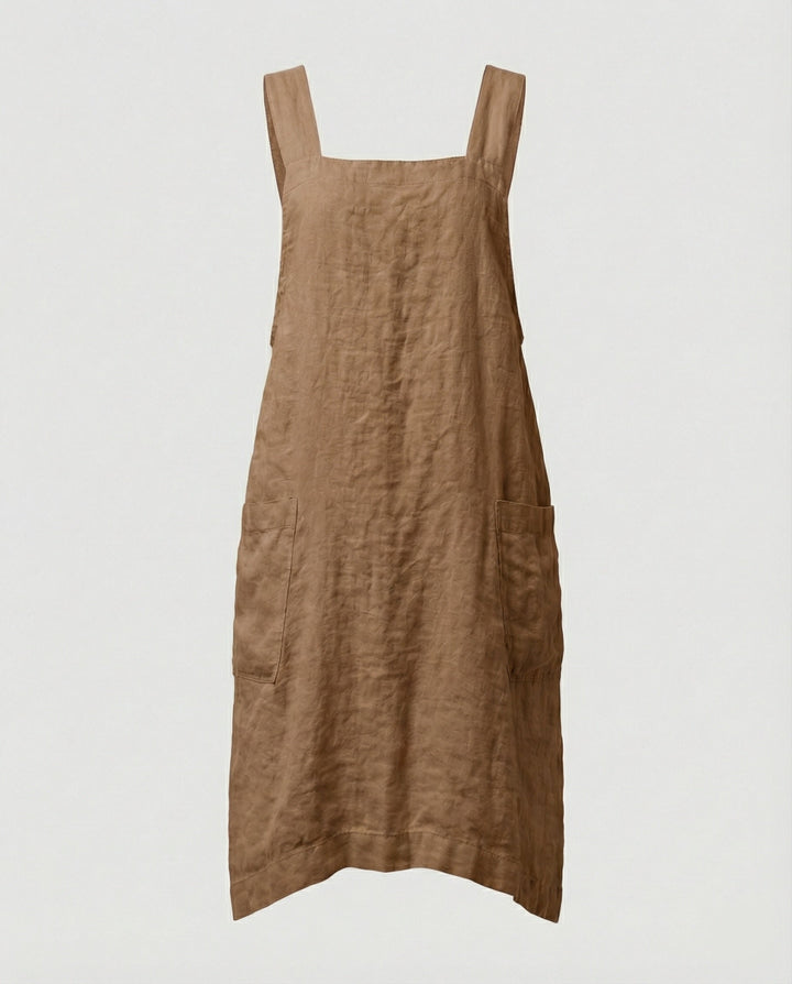 Modell trägt bequemes, lockeres Damen Schürzenkleid mit Taschen für Alltag und Freizeit.
