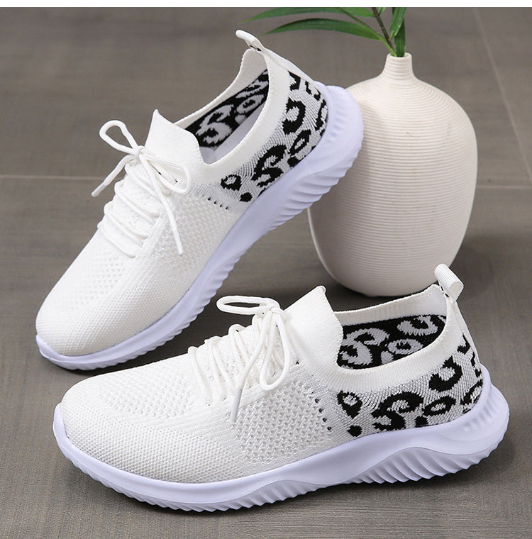 Stylische Damen Schnürsneaker mit Leopardenmuster, perfekt als bequeme Freizeitschuhe.