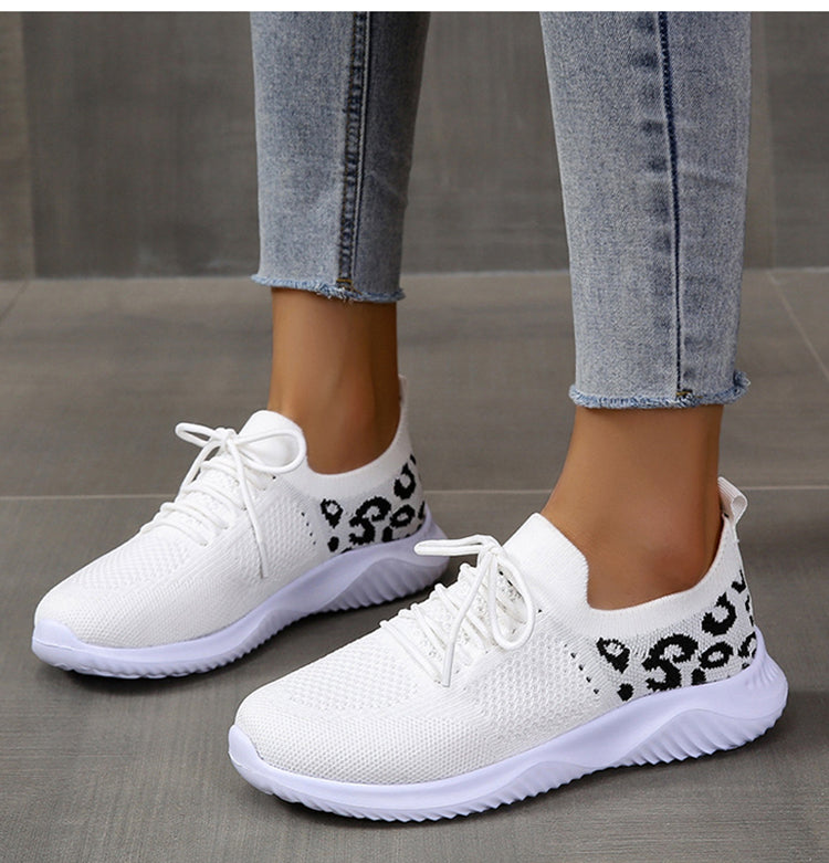 Seitenansicht Damen Schnürsneaker mit trendigem Leopardenmuster, bequeme Alltagsschuhe.