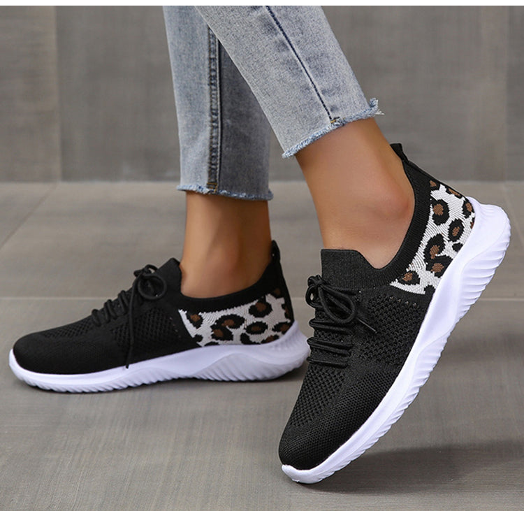 Nahaufnahme Leopardenmuster auf Damen Sneaker, zeigt Details des trendigen Freizeitschuhs.