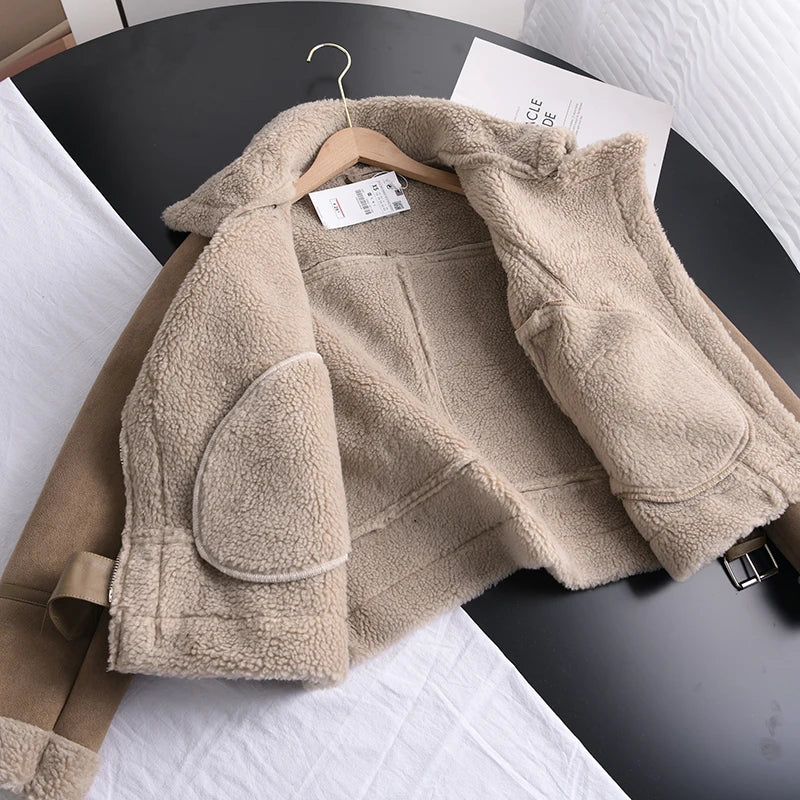 Kuschelige Damen-Bomberjacke aus Sherpa, ideal als Übergangsjacke. Warmer & modischer Herbst-Look.