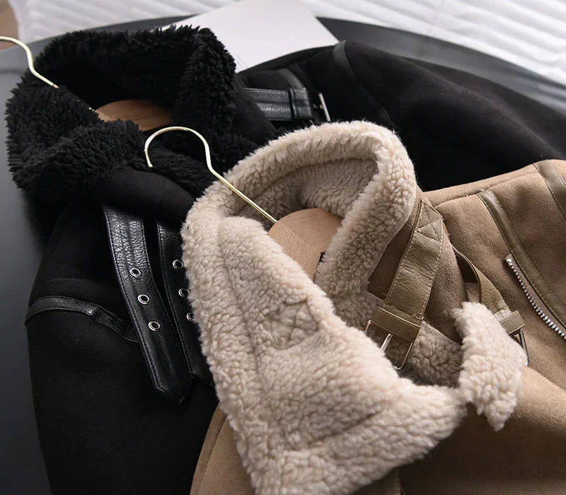 Aktive Damen tragen modische Sherpa-Bomberjacke. Stylische Kurzjacke, Outdoorkleidung für Freizeit & Sport.