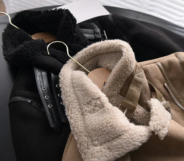 Aktive Damen tragen modische Sherpa-Bomberjacke. Stylische Kurzjacke, Outdoorkleidung für Freizeit & Sport.