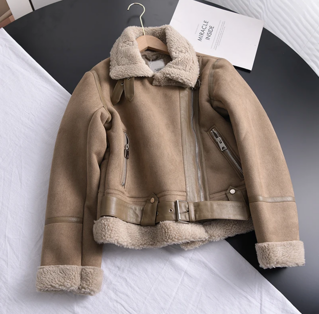 Elegante Damen Sherpa-Bomberjacke, Frontansicht. Moderne Übergangsjacke mit stylischem Metallreißverschluss.
