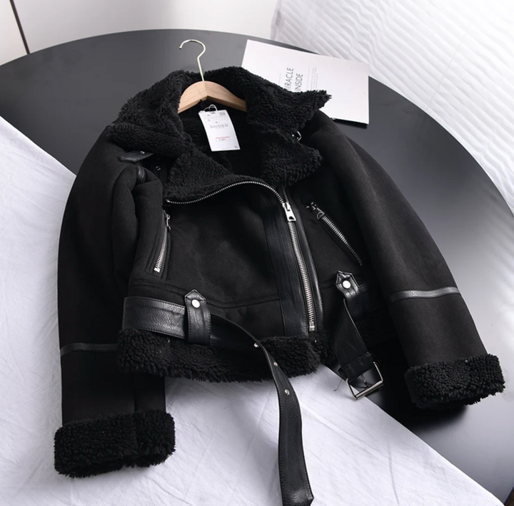 Rückansicht der Damen Sherpa-Bomberjacke. Warme, modische Freizeitjacke für jede Jahreszeit, Kurzjacke.