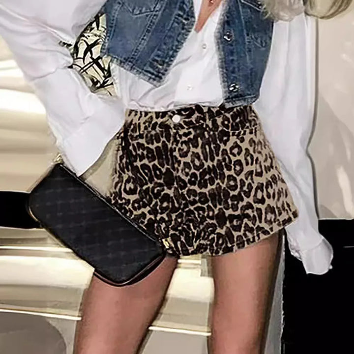Damen Shorts mit Leopardenmuster, sommerlicher Stil für Freizeit & Mode.