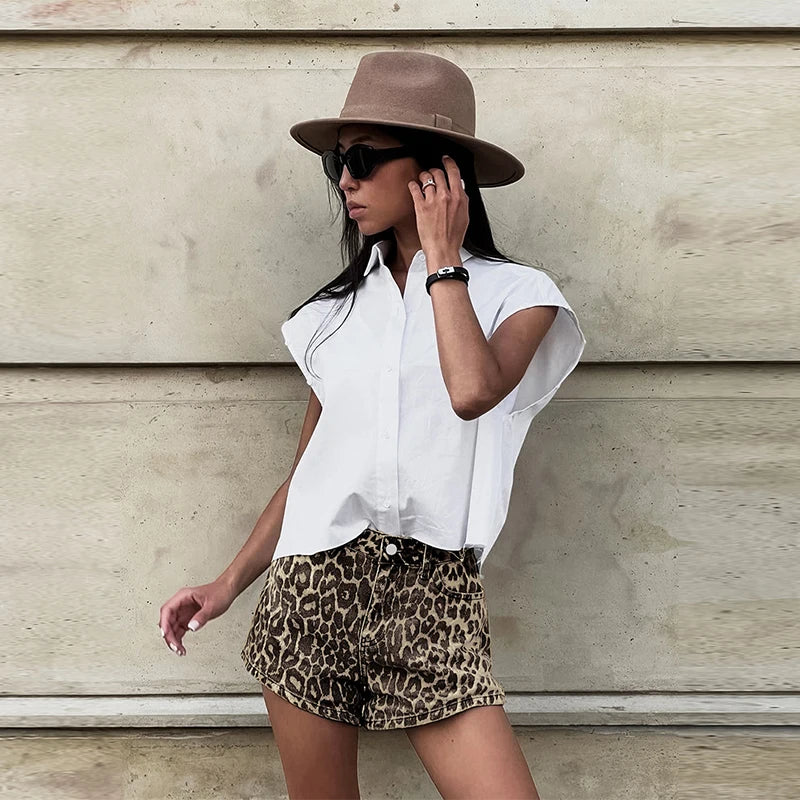 Kurze Damen Leopard Shorts, stylische Bekleidung mit Tiermuster für den Sommer.