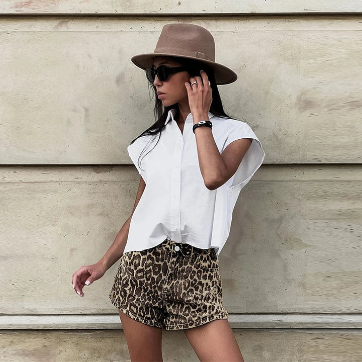 Kurze Damen Leopard Shorts, stylische Bekleidung mit Tiermuster für den Sommer.