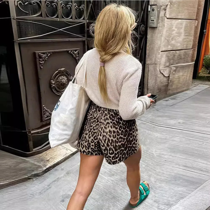Komfortable Damen Sommer Shorts, trendiges Leopardenmuster für Freizeitlook.