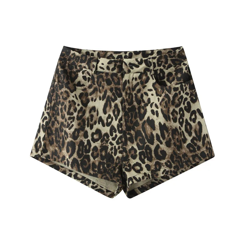 Sommerliche Damen Shorts mit wildem Leopardenmuster, ideal für Freizeitmode.