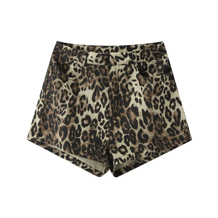 Sommerliche Damen Shorts mit wildem Leopardenmuster, ideal für Freizeitmode.