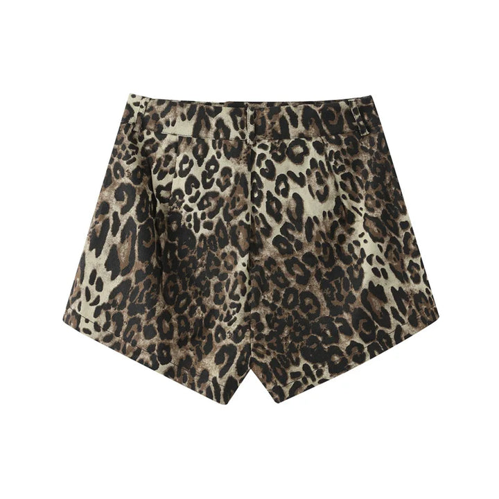 Modische Damen Shorts, kurzer Schnitt mit stylischem Leopardenmuster.